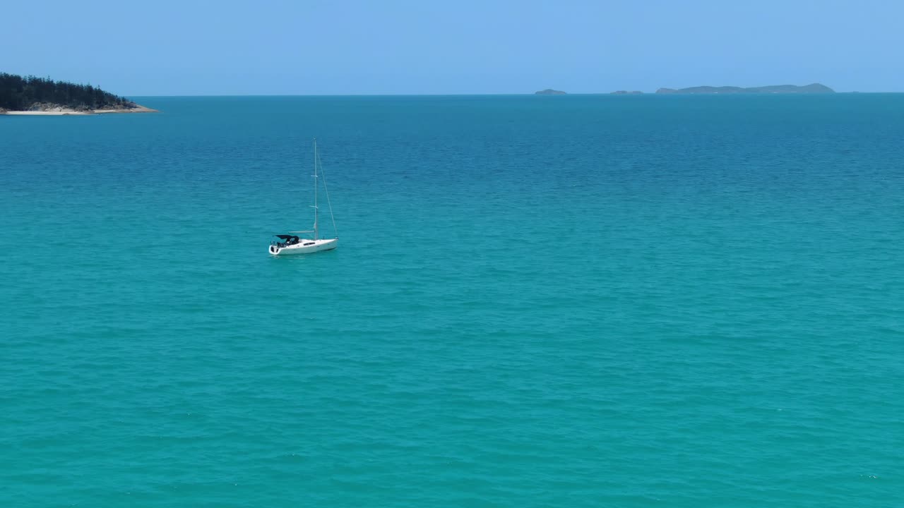 호주 화이트해븐 해변 근처의 맑은 물에서 범선의 조감도