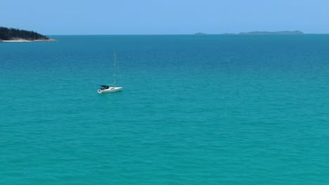 Vista-Aérea-Del-Velero-En-Aguas-Claras-Cerca-De-La-Playa-De-Whitehaven-En-Australia