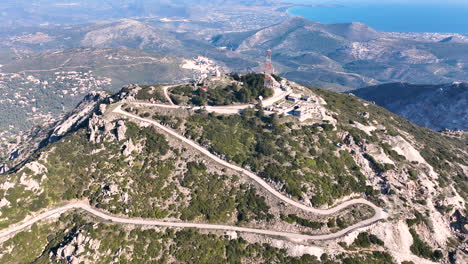 Volando-Alrededor-De-La-Cima-De-La-Montaña-Con-Una-Torre-De-Telecomunicaciones