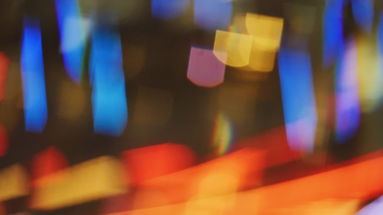 Luci bokeh astratte e vivaci che si muovono e cambiano