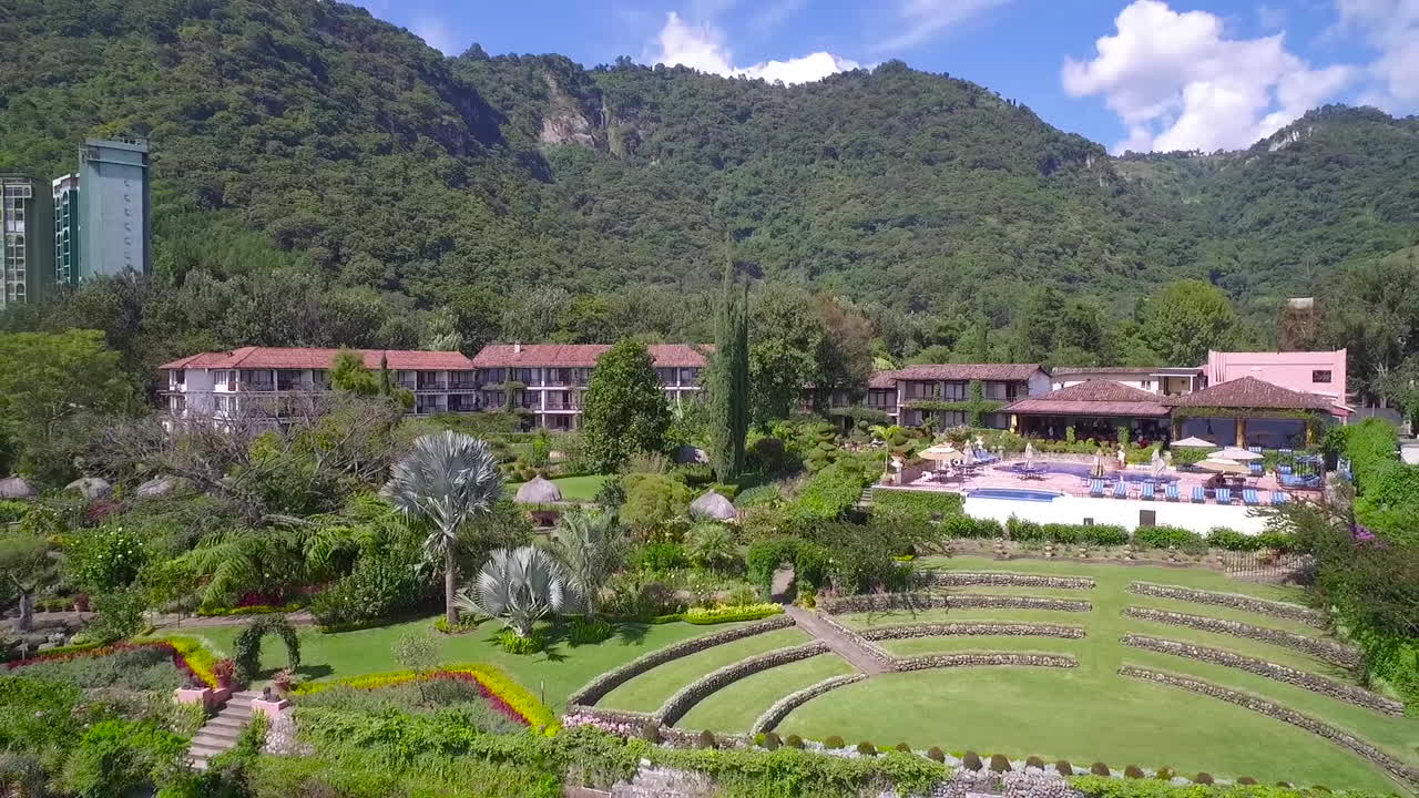 antena sobre una mansión o villa a lo largo de la costa del lago amatitlan en guatemala 1