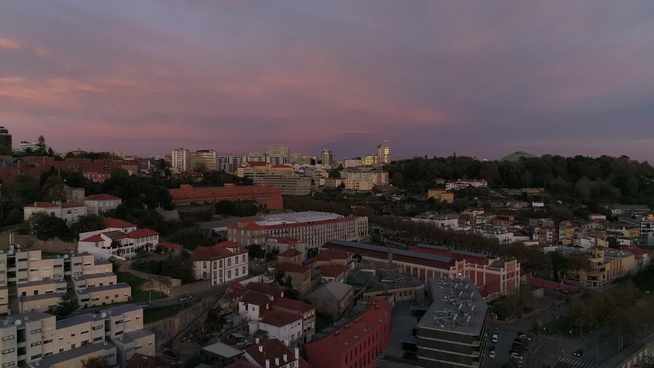 ciudad de oporto al atardecer, vista aérea de portugal