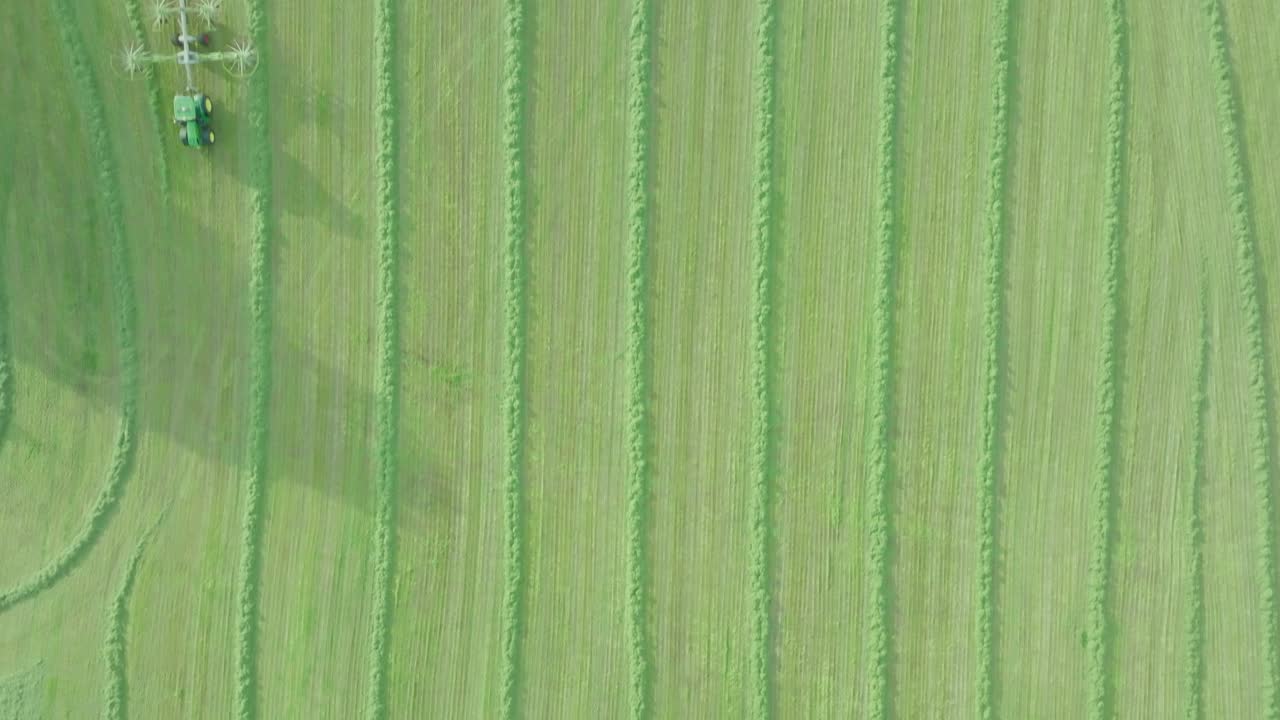 toma aérea de seguimiento de un campo recién cortado, escocia