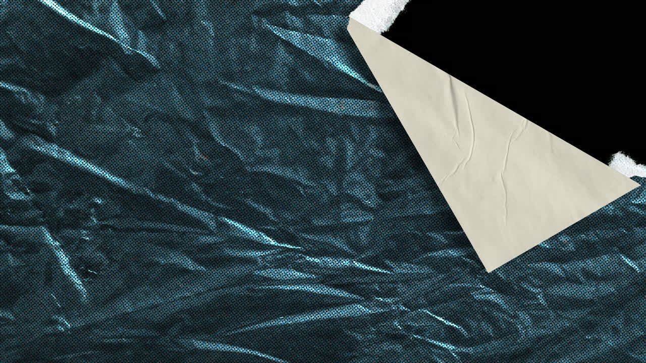 Zerknülltes Metallpapier, das sich ablöst und reißt, um schwarzen Hintergrund zu enthüllen.