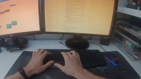 escritor de pov haciendo redacción de documentos administrativos y programación de calendario en el teclado