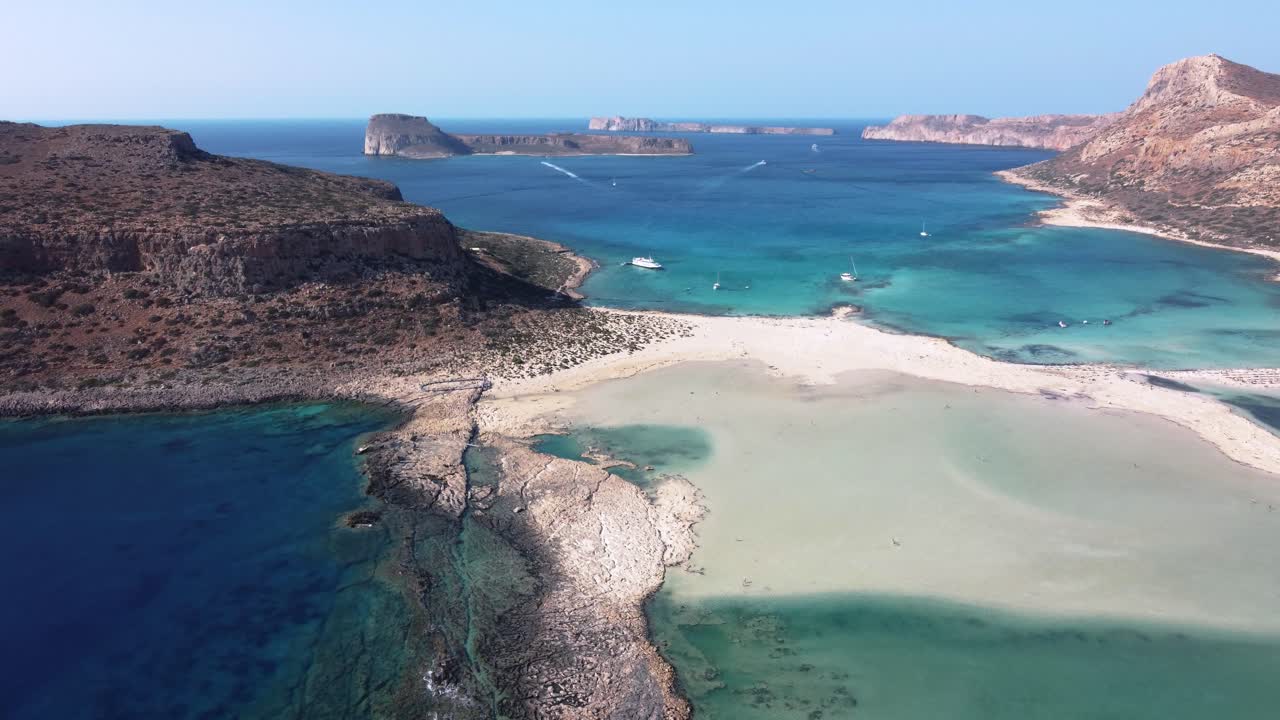 panorámica orbital sobre la playa y la laguna de balos y gramvousa, creta, grecia