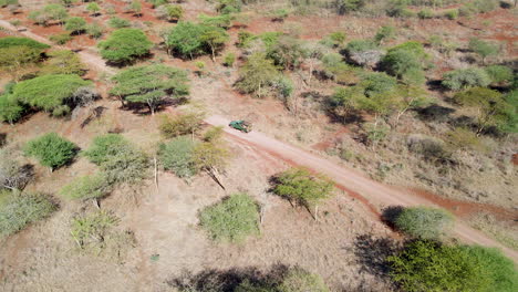 drone siguiendo la conducción de camiones a través del desierto en las zonas rurales de kenia