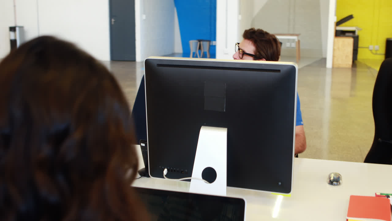 empresarios que interactúan y trabajan