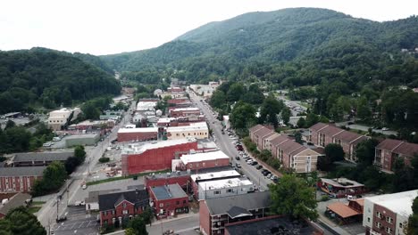 luftaufnahmen über der king street in boone, north carolina