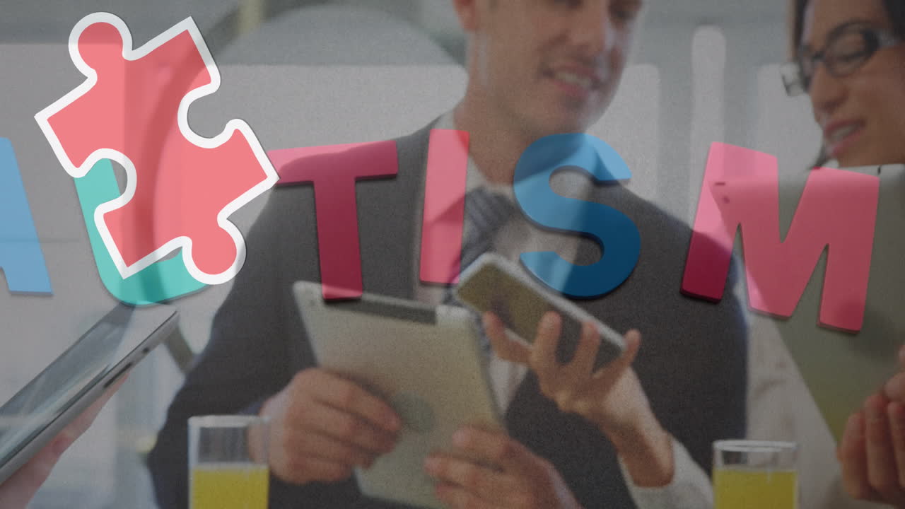 animación de piezas de rompecabezas coloridas y texto de autismo sobre personas de negocios que usan dispositivos digitales