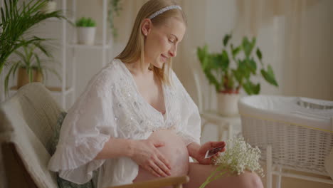 pregnant woman viewing ultrasound picture