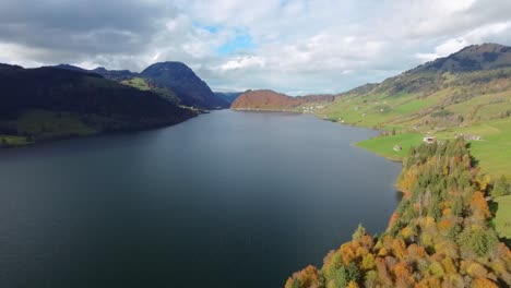 Vuelo-Aéreo-De-Drones-Sobre-El-Lago-De-Suiza