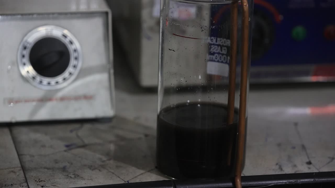 안전 첫 번째 개념,  보호 장갑을 입은 화학자는 화학 실험실 배경 근접에 대한 시험 튜브를 들고, 유익하고 유해한 물질의 농작물 토양 함량 개념을 표현합니다.