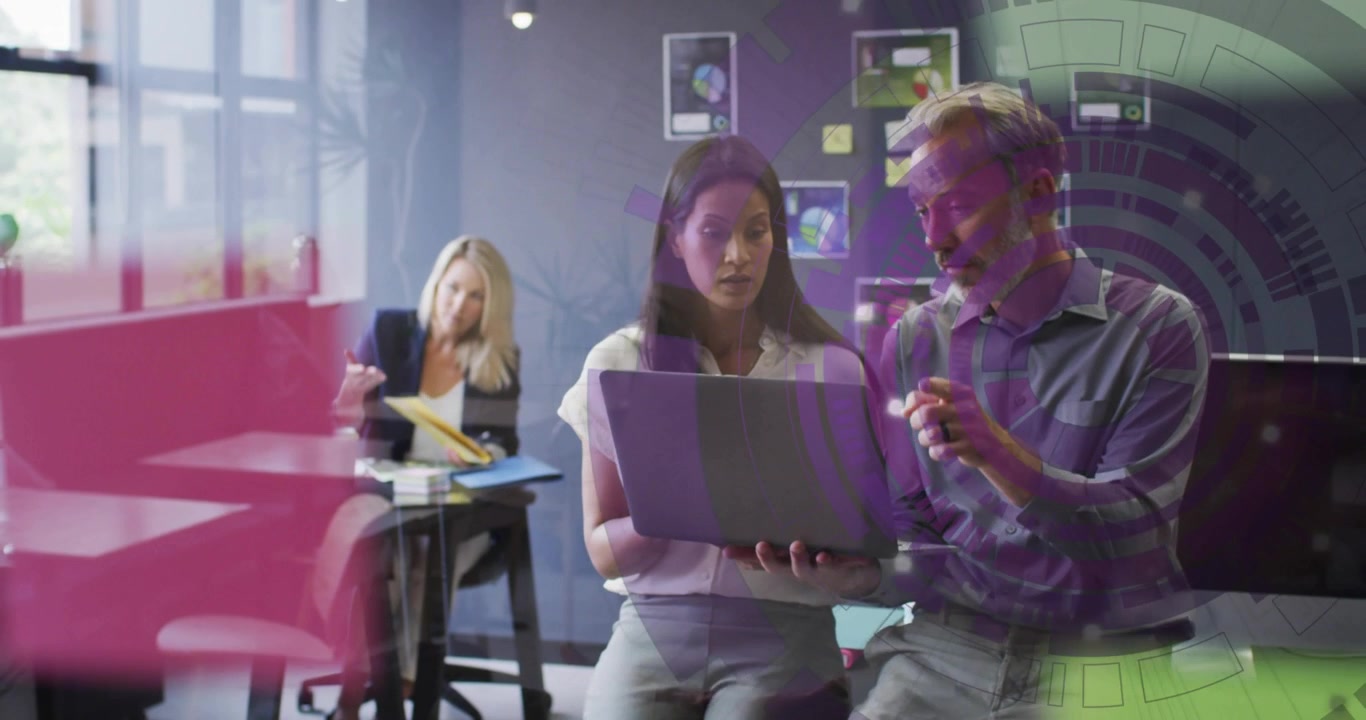 Hombre iniciando una demostración señalando la pantalla mientras una mujer sostiene un portátil y un HUD superpone datos de negocios.