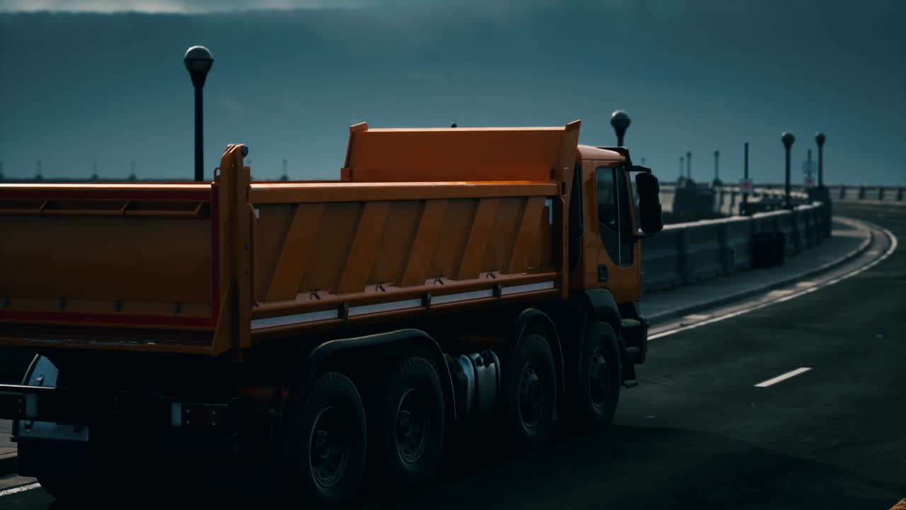 большой грузовик на мосту.