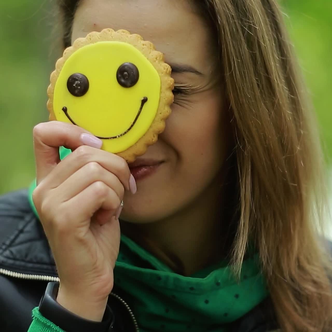 una pareja de vacaciones bebiendo té.
