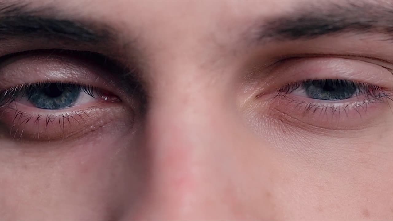 primer plano de los ojos de un hombre