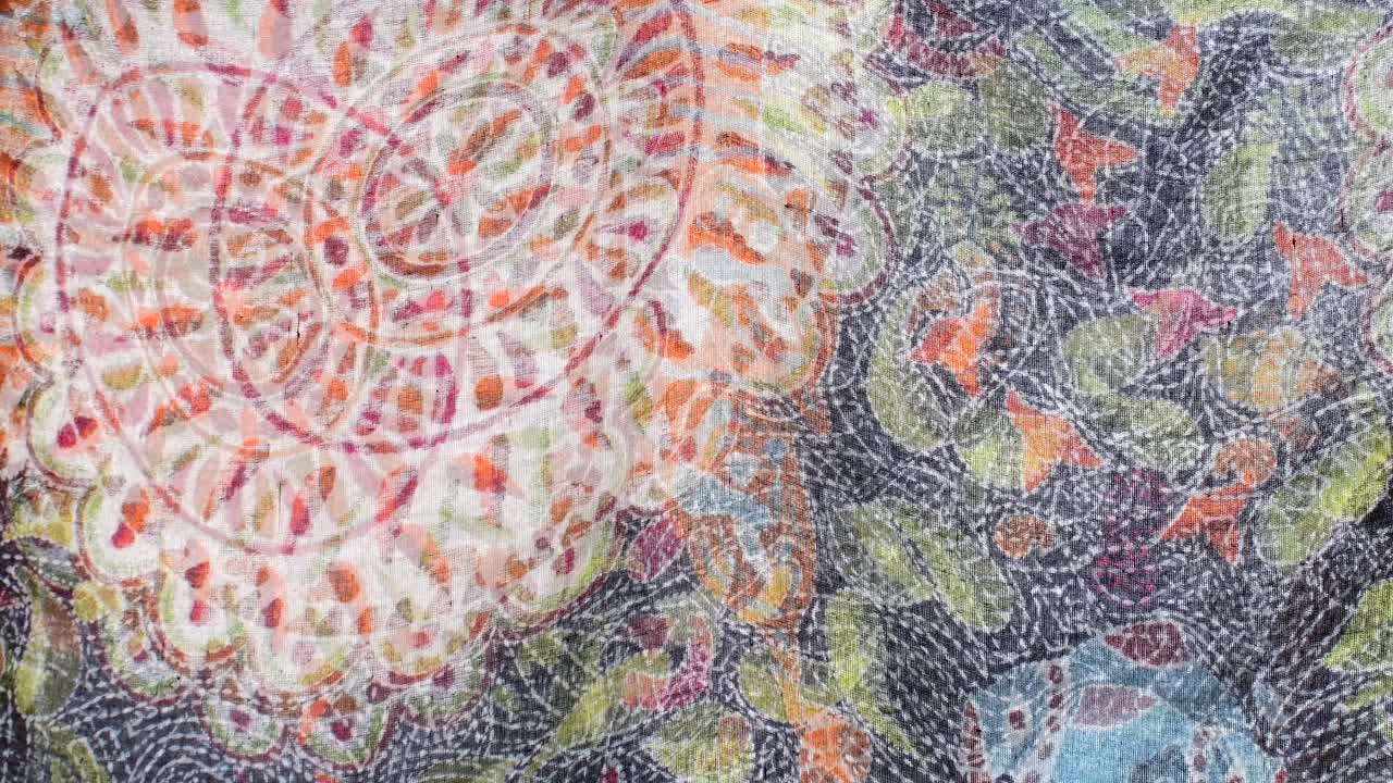 primer plano de una cortina colorida, movida suavemente por una ligera brisa.