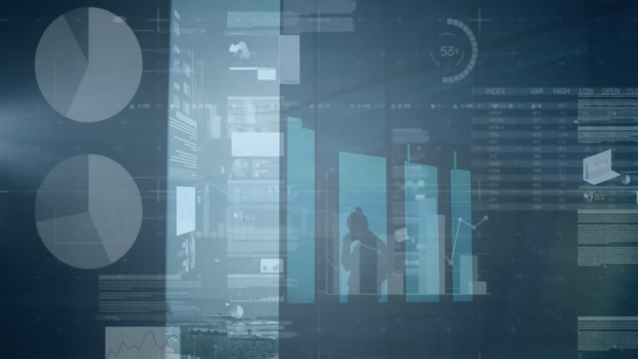 animación del procesamiento de datos sobre una mujer de negocios caucásica hablando por teléfono inteligente en la oficina