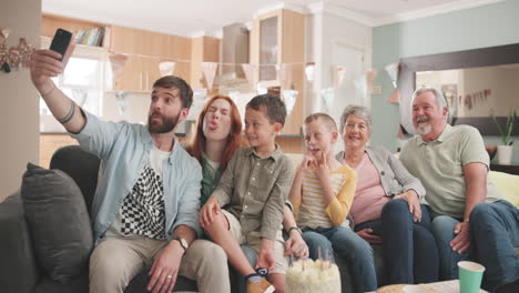 Selfie,-Alles-Gute-Zum-Geburtstag-Oder-Große-Familie-Auf-Einem-Sofa