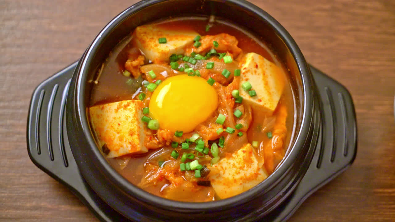 'kimchi jjigae' o sopa de kimchi con tofu suave o estofado de kimchi coreano - estilo tradicional de comida coreana
