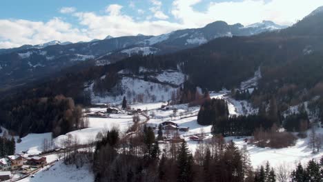 antena dinámica sobre laderas y pistas de esquí en alp village en trentino italia