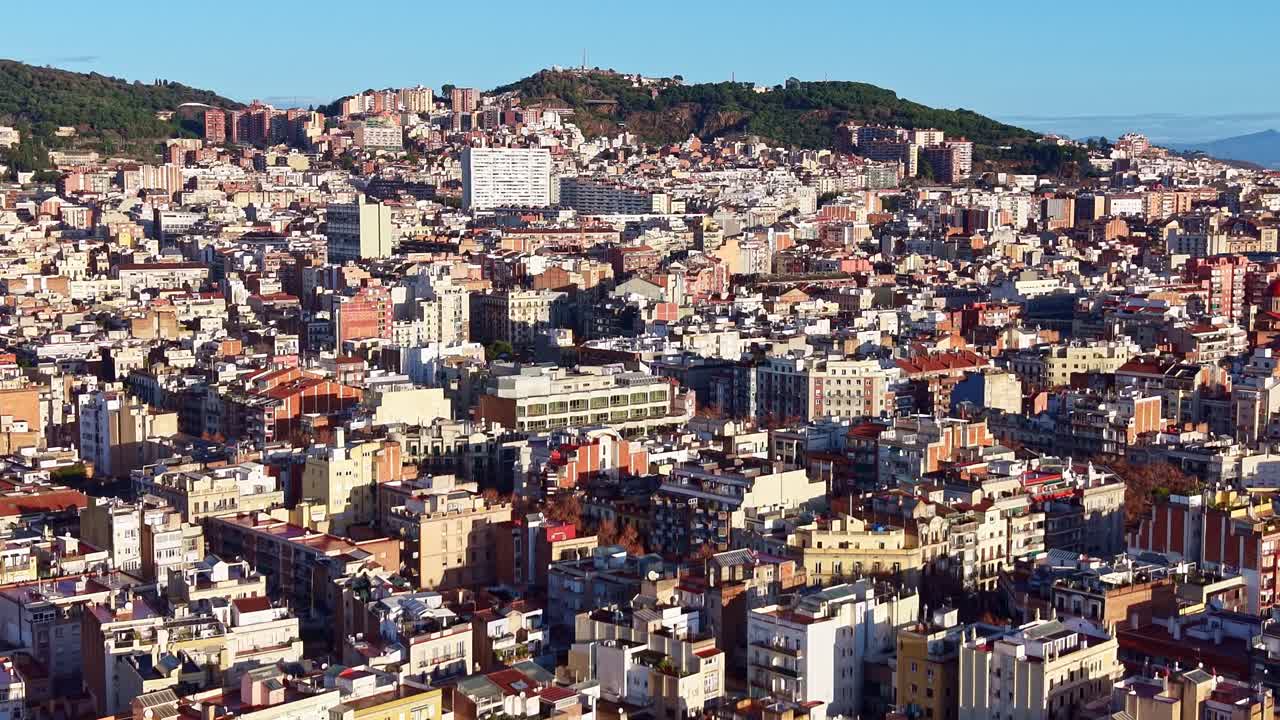 Fitto paesaggio collinare di Barcellona con edifici situati in posizione ravvicinata sotto la luce del sole in Spagna