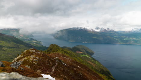 Fiordo-Noruego-Con-Espectaculares-Nubes-Que-Rodean-Los-Picos-De-Las-Montañas-En-La-Costa-Oeste-De-Noruega-En-Sunnmøre,-Liavarden