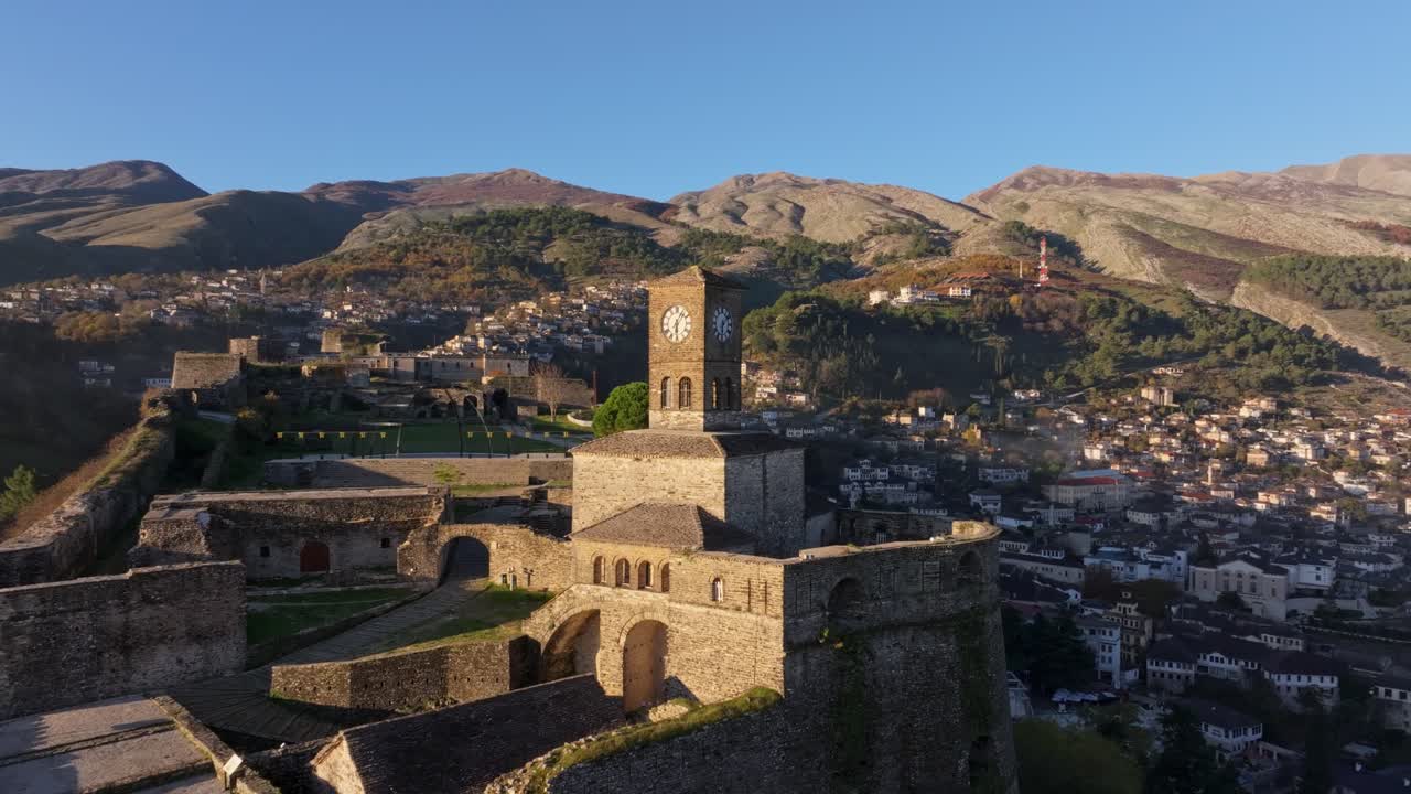 Prospettiva aerea di un castello leggendario stagliato contro il crepuscolo