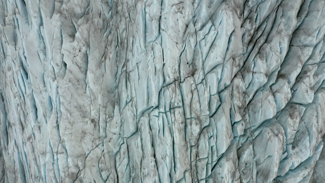 antena: vista de arriba hacia abajo de un dron del borde de una laguna glaciar durante un día nublado