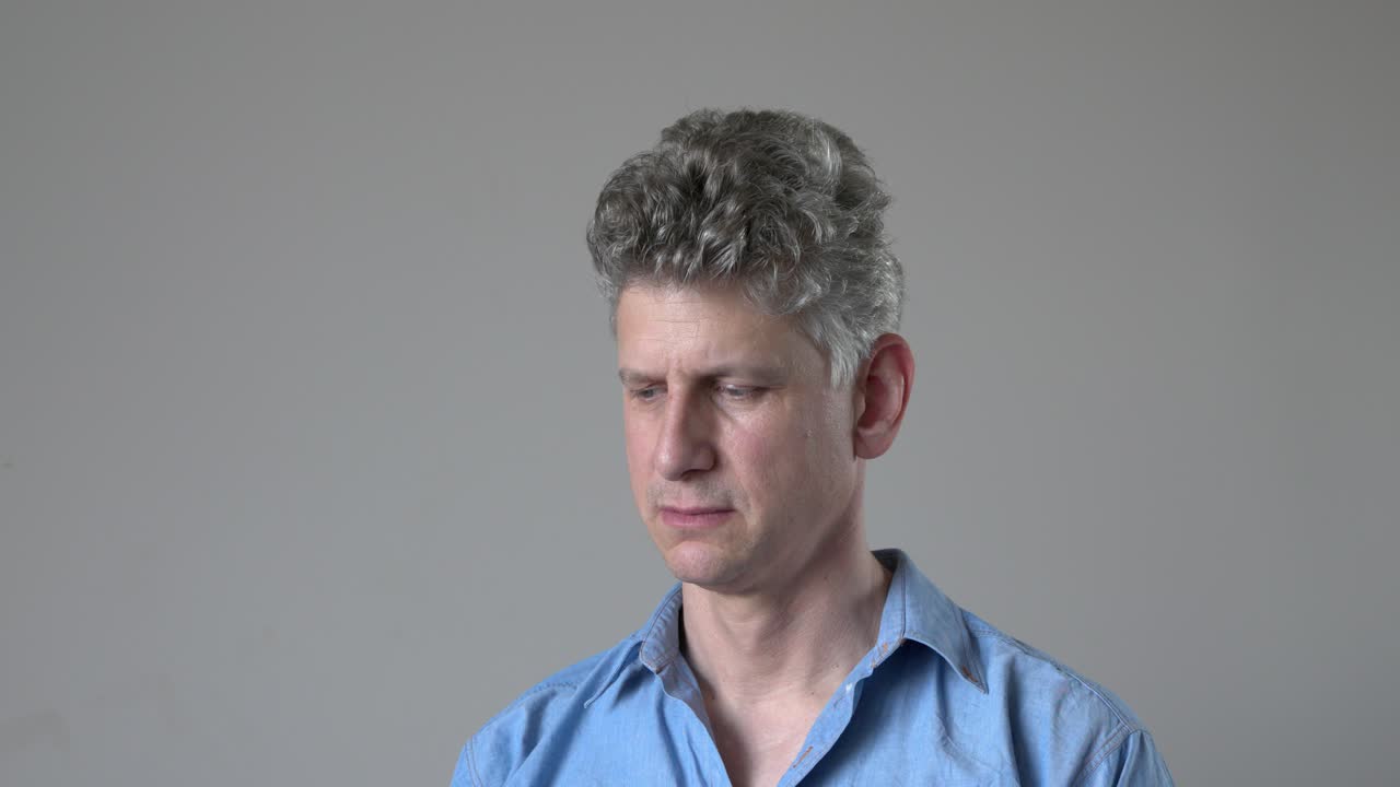 hombre maduro deprimido y en pena