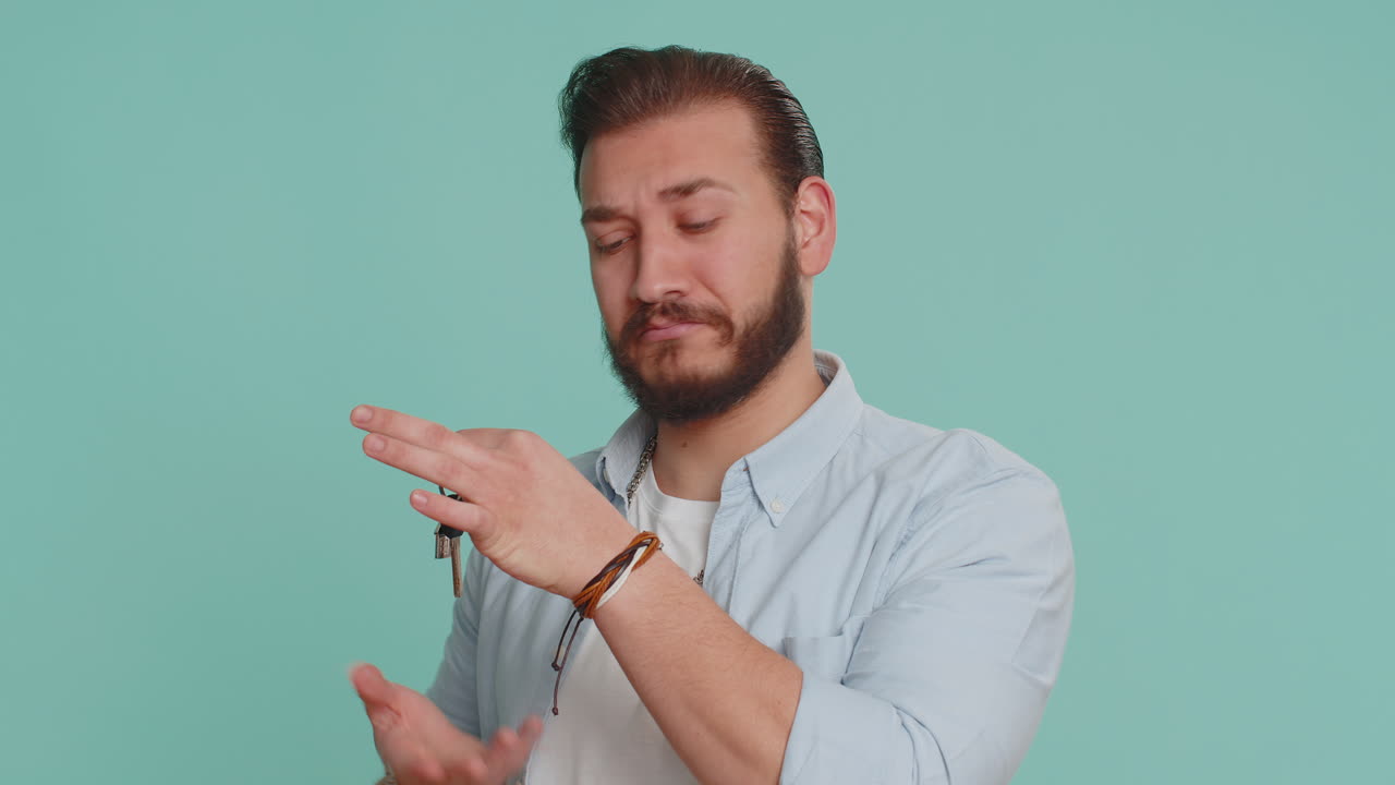 hombre libanés agente inmobiliario mostrando las llaves de la nueva casa casa apartamento, compra alquiler de propiedades