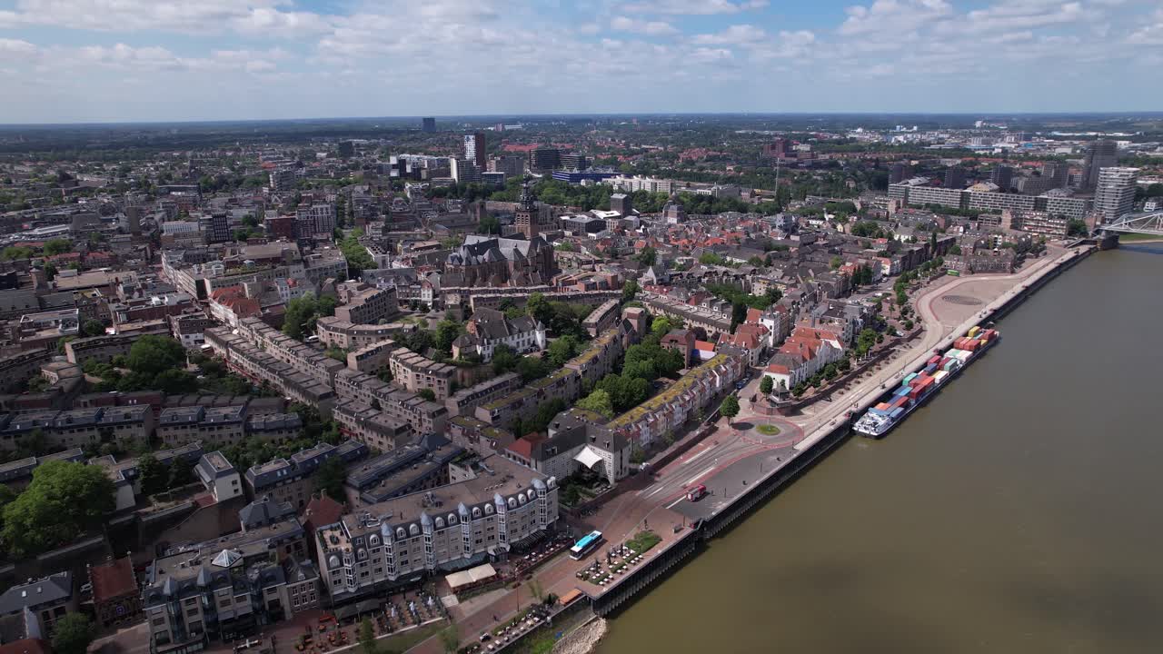 부분적으로 구름의 그늘에서 맑은 날에 강 maas의 강바닥에 네덜란드에서 nijmegen의 네덜란드 역사적인 한자 도시 중심의 공중 옆으로 회전 팬 도시 풍경