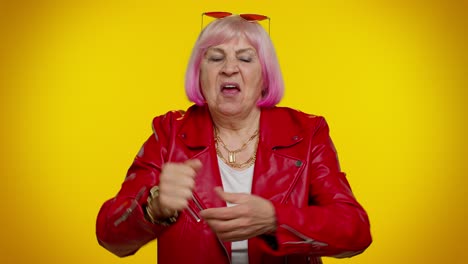 anciana anciana mujer mostrando bíceps, pareciendo confiada sintiendo poder fuerza para luchar por los derechos