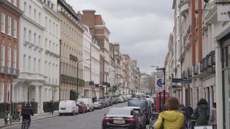 Menschen,-Die-An-Bürogebäuden-In-Der-Grosvenor-Street-Mayfair-London-3-Vorbeigehen