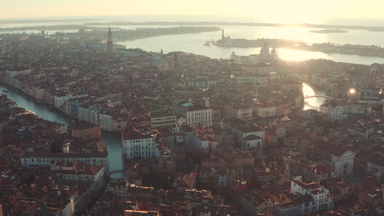 Imagem de drone em círculo fechado do centro de Veneza.