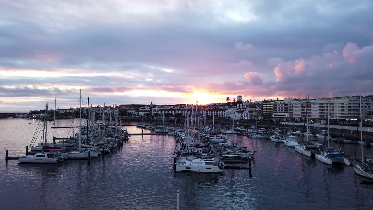 vista del paisaje urbano de ponta delgada en el puerto durante la puesta de sol en las azores