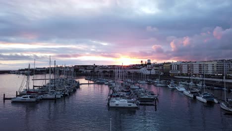 庞塔德尔加达 (ponta delgada) 城市景观,在阿佐尔群岛的日落时,在港口的景色