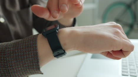 persona que lleva un reloj inteligente