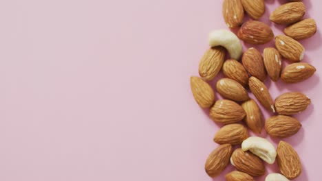 video de almendras y nueces sobre fondo rosa