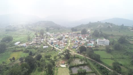 Tiro-Aéreo-De-Dron-4k-Revela-Un-Pequeño-Pueblo-Rural-En-La-Cima-De-Las-Colinas-|-Acercamiento-Suave