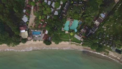 Vista-Aérea-De-Un-Complejo-Turístico-De-Bungalows-De-Playa-Abandonado-Y-Abandonado-En-Koh-Chang-Tailandia-Debido-Al-Efecto-Del-Covid-En-Los-Viajes-Y-El-Turismo-Mundiales