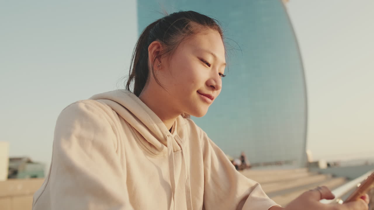 フードを着た女性