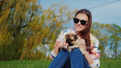 descansar en el parque con un perro y comer un perrito caliente