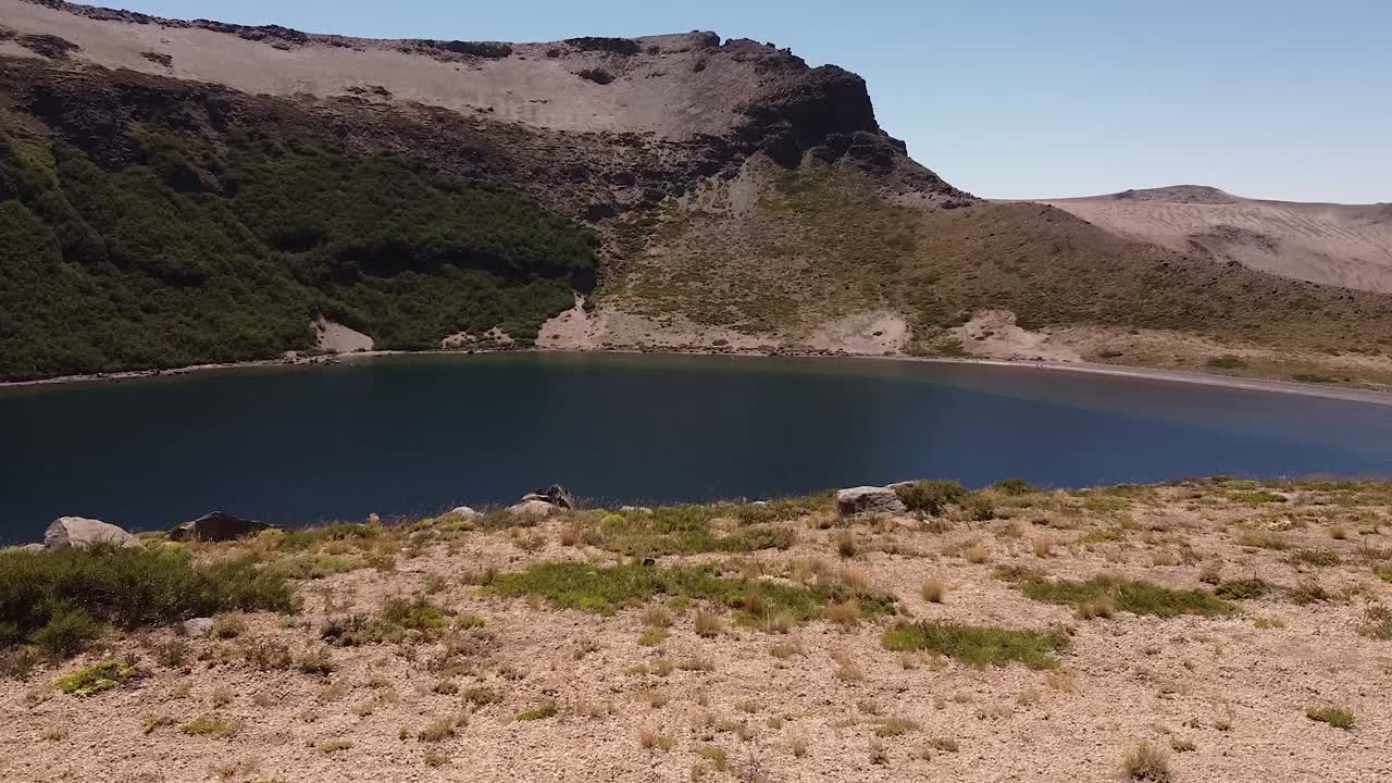 majestuosa antena del lago y bancos de agua en las montañas de la patagonia, argentina, sudamérica