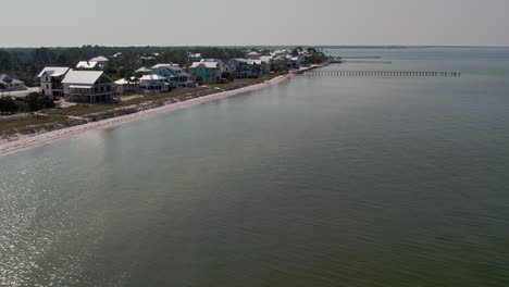 Vuelo-Aéreo-A-Lo-Largo-De-Una-Playa-De-Florida-Que-Muestra-Las-Casas-Frente-A-La-Playa