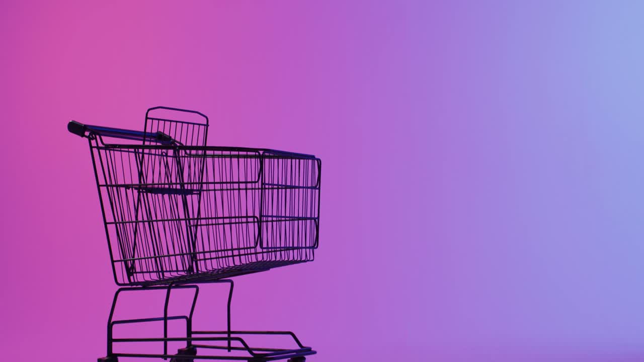 video de un carrito de compras con espacio de copia sobre un fondo púrpura de neón