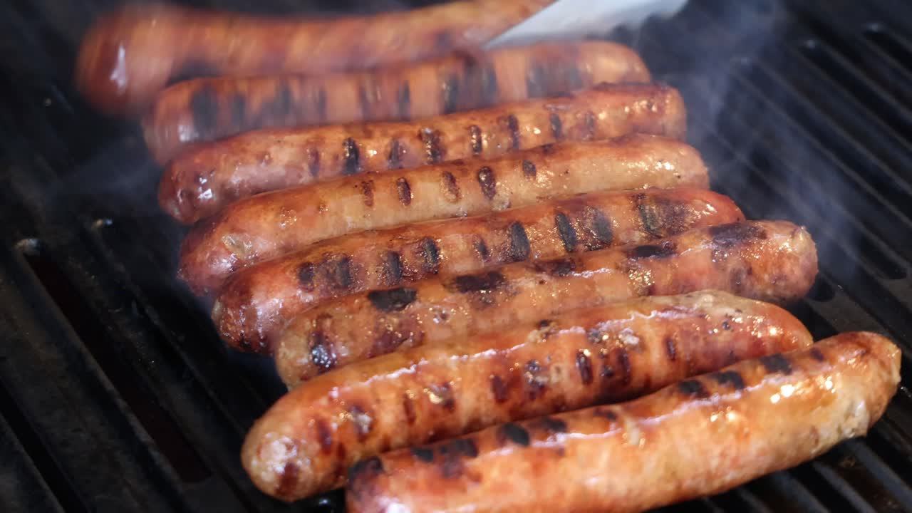 뜨거운 그릴 에 균등 하게 요리 하는 소시지