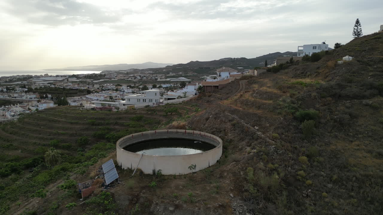 dron orbitando alrededor del embalse y luego pasando para revelar granjas y campos
