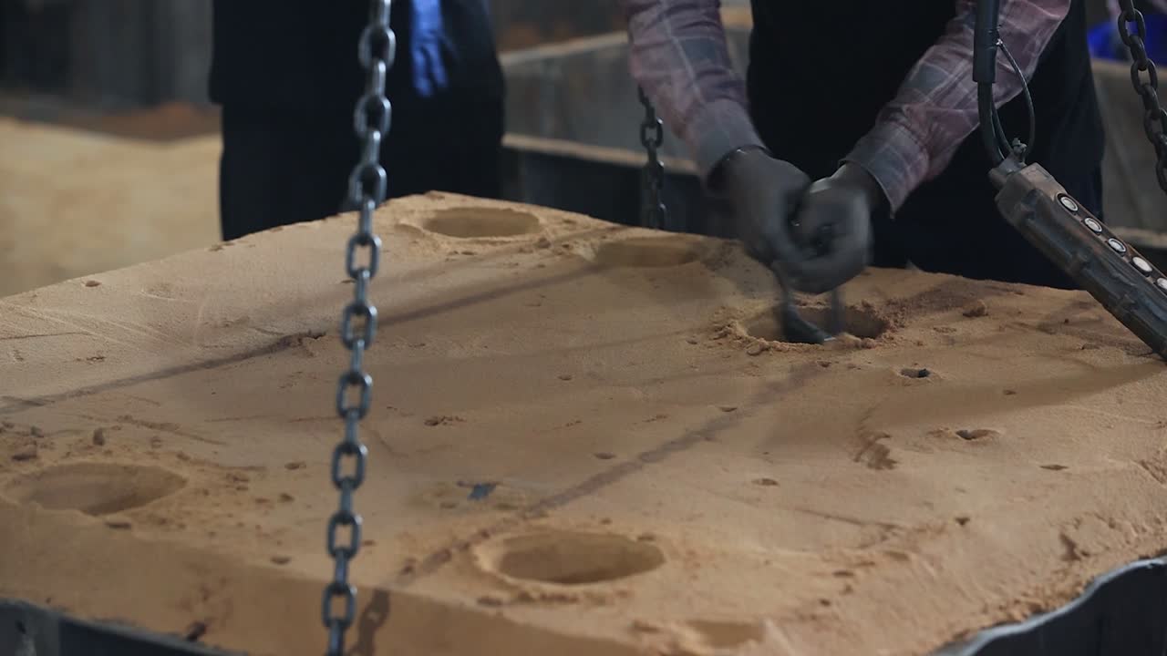 안전 첫 번째 개념, 현대 주조 공장 현실적인 터 배너 또는 포스터, 모형 일러스트레이션에서 강철 비에서 녹은 금속을 부어, 산업 용해 강철 및 합금 제조